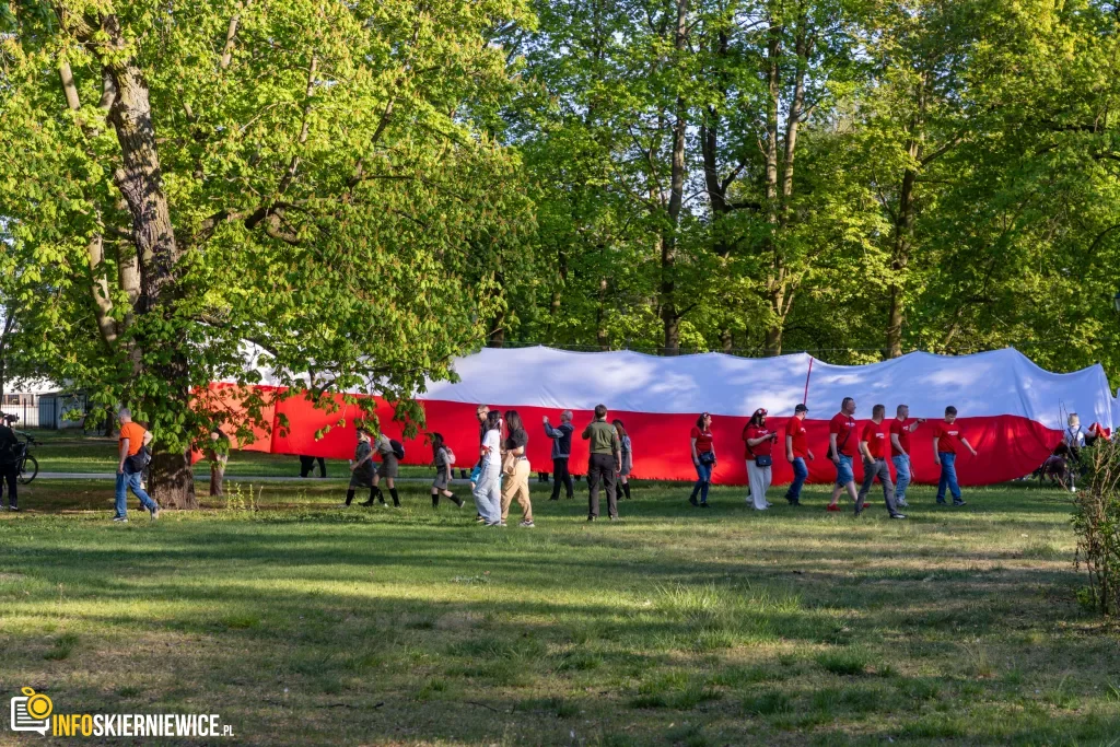 Majówka w Skierniewicach: Tłumy mieszkańców i flaga o długości 475 metrów