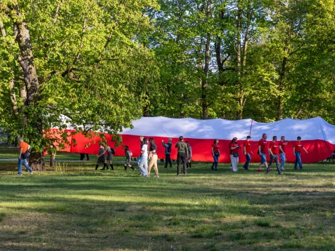 Majówka w Skierniewicach: Tłumy mieszkańców i flaga o długości 475 metrów