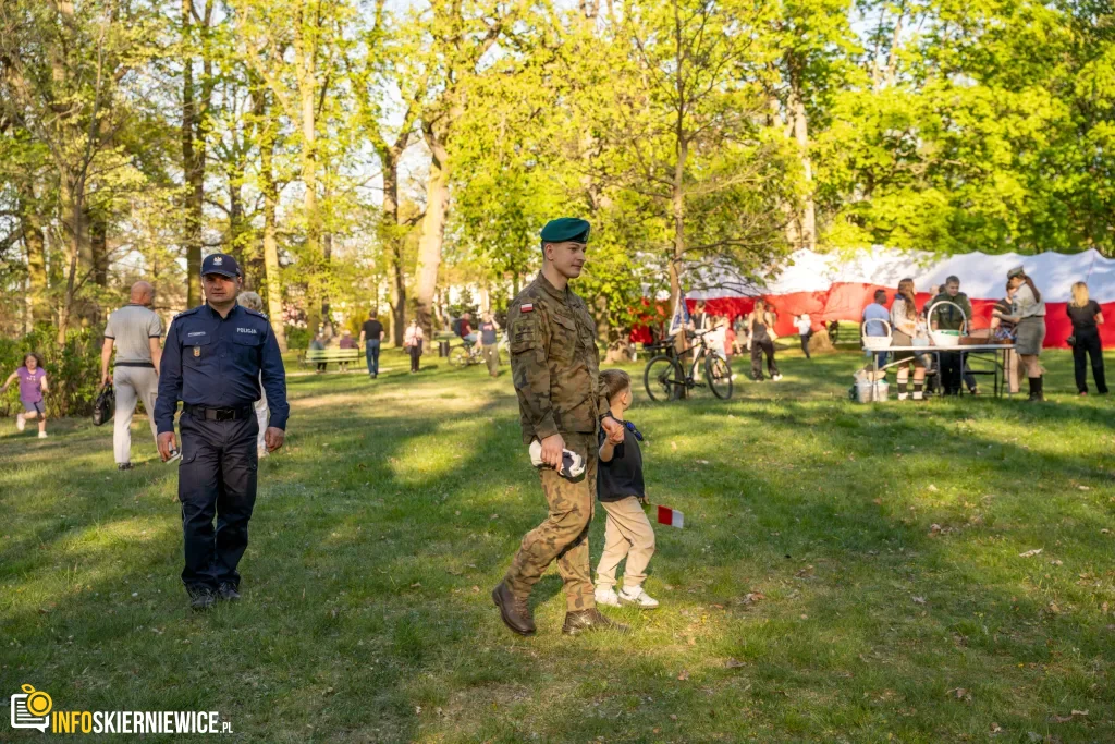 Majówka w Skierniewicach: Tłumy mieszkańców i flaga o długości 475 metrów