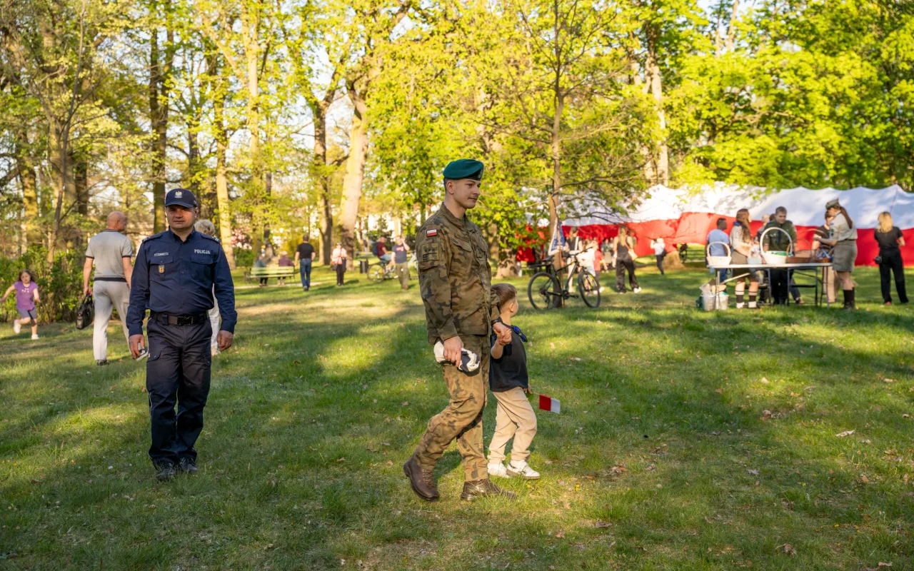 Majówka w Skierniewicach: Tłumy mieszkańców i flaga o długości 475 metrów