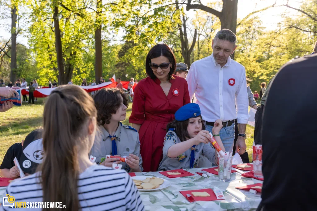 Skierniewice pobiły rekord. 475 metrów biało-czerwonej flagi na ulicach Święta Flagi 2026 1 Majówka w Skierniewicach: Tłumy mieszkańców i flaga o długości 475 metrów