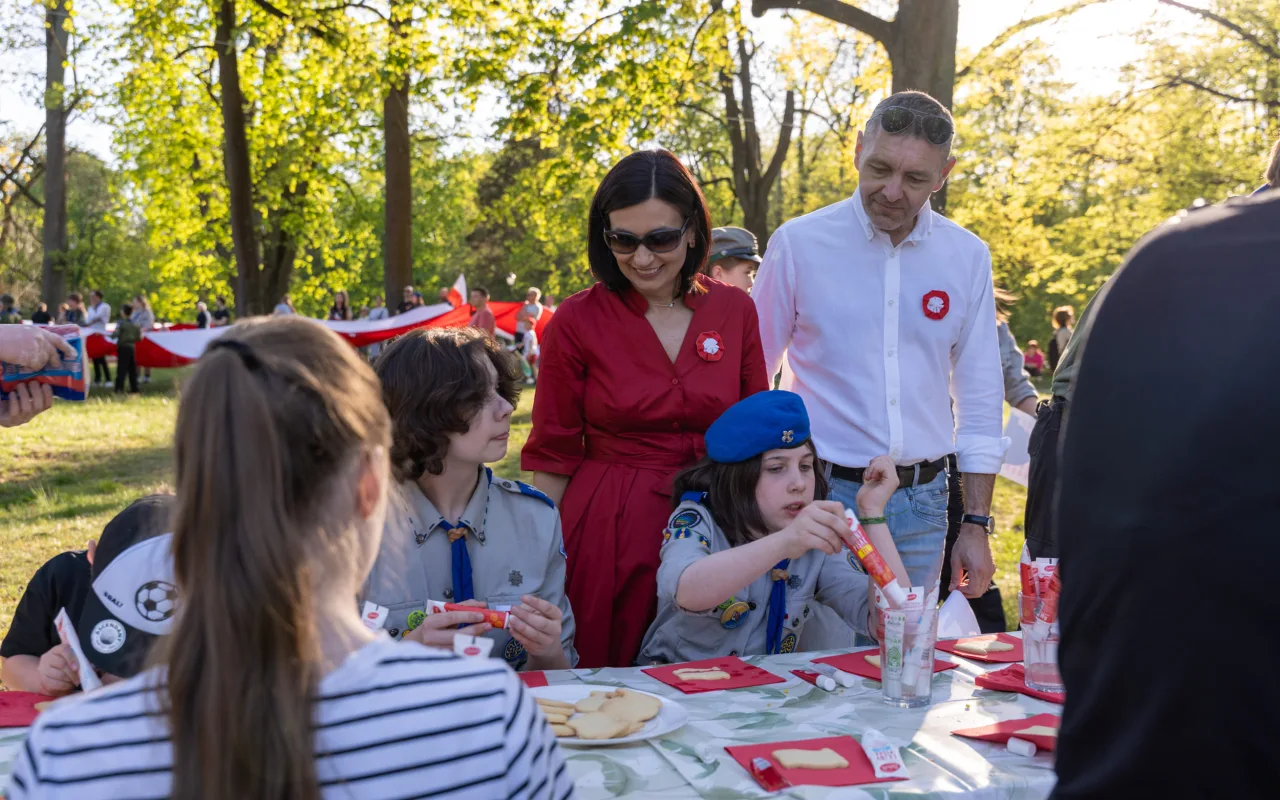 Majówka w Skierniewicach: Tłumy mieszkańców i flaga o długości 475 metrów