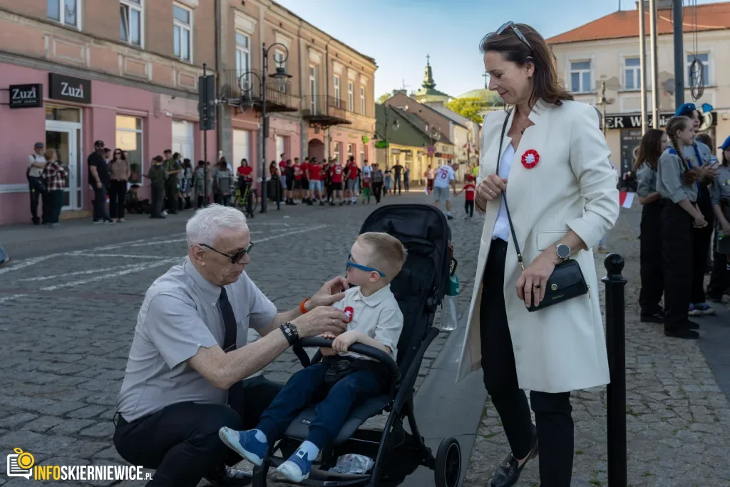 Majówka w Skierniewicach: Tłumy mieszkańców i flaga o długości 475 metrów