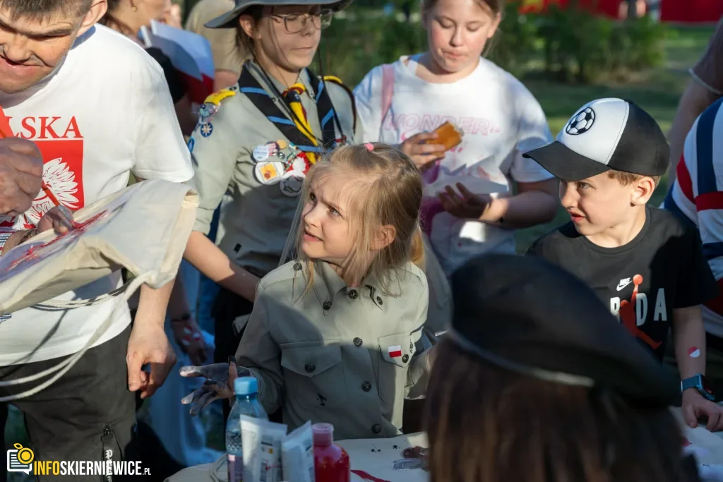 Majówka w Skierniewicach: Tłumy mieszkańców i flaga o długości 475 metrów