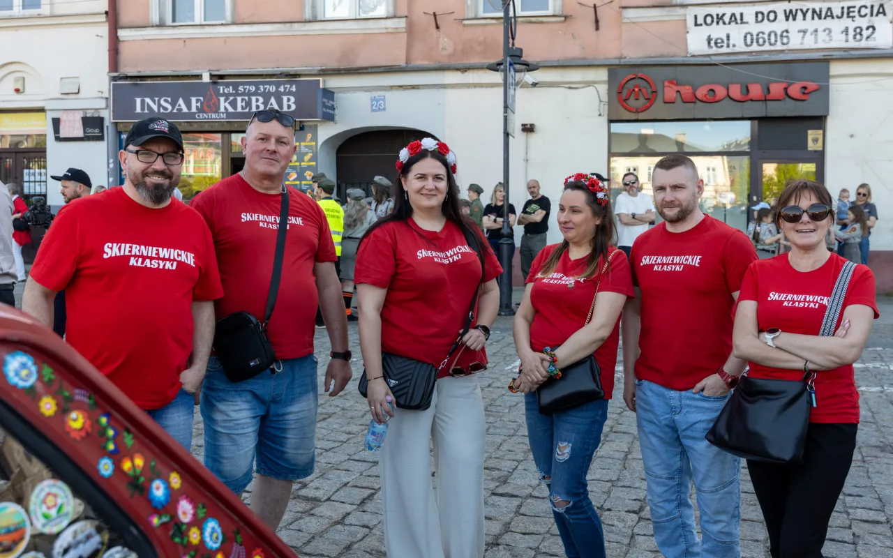 Majówka w Skierniewicach: Tłumy mieszkańców i flaga o długości 475 metrów