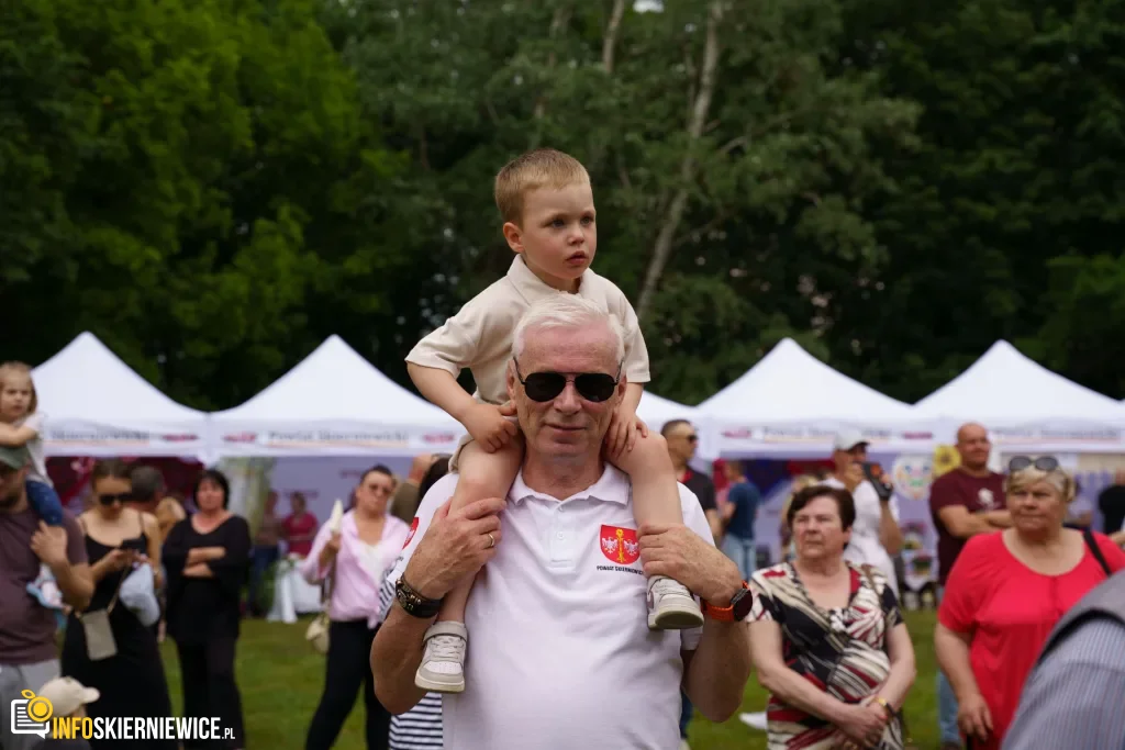 Jubileuszowe X Święto Rodziny w Strobowie 1 W niedzielę 24 maja w Strobowie odbyła się dziesiąta edycja Święta Rodziny organizowana przez Starostwo Powiatowe w Skierniewicach. Zobacz podsumowanie.