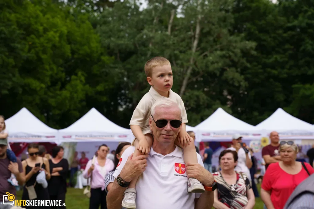 Jubileuszowe X Święto Rodziny w Strobowie 1 W niedzielę 24 maja w Strobowie odbyła się dziesiąta edycja Święta Rodziny organizowana przez Starostwo Powiatowe w Skierniewicach. Zobacz podsumowanie.