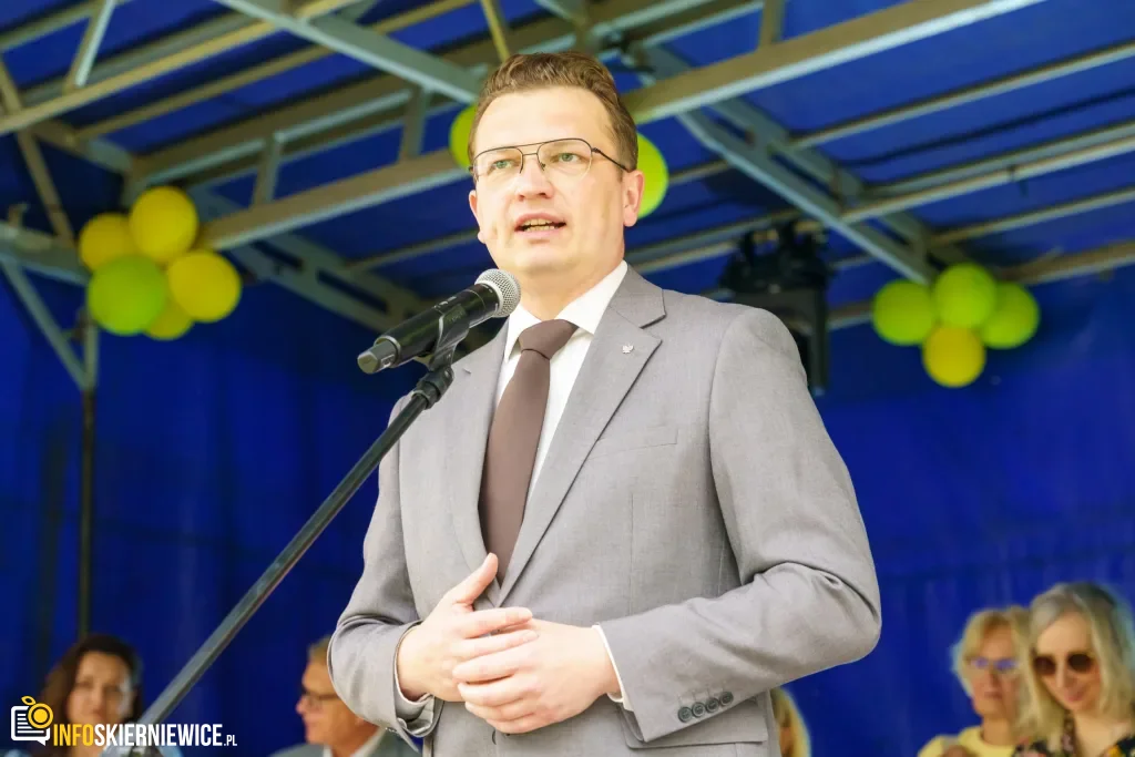 Jubileuszowe X Święto Rodziny w Strobowie 1 W niedzielę 24 maja w Strobowie odbyła się dziesiąta edycja Święta Rodziny organizowana przez Starostwo Powiatowe w Skierniewicach. Zobacz podsumowanie.