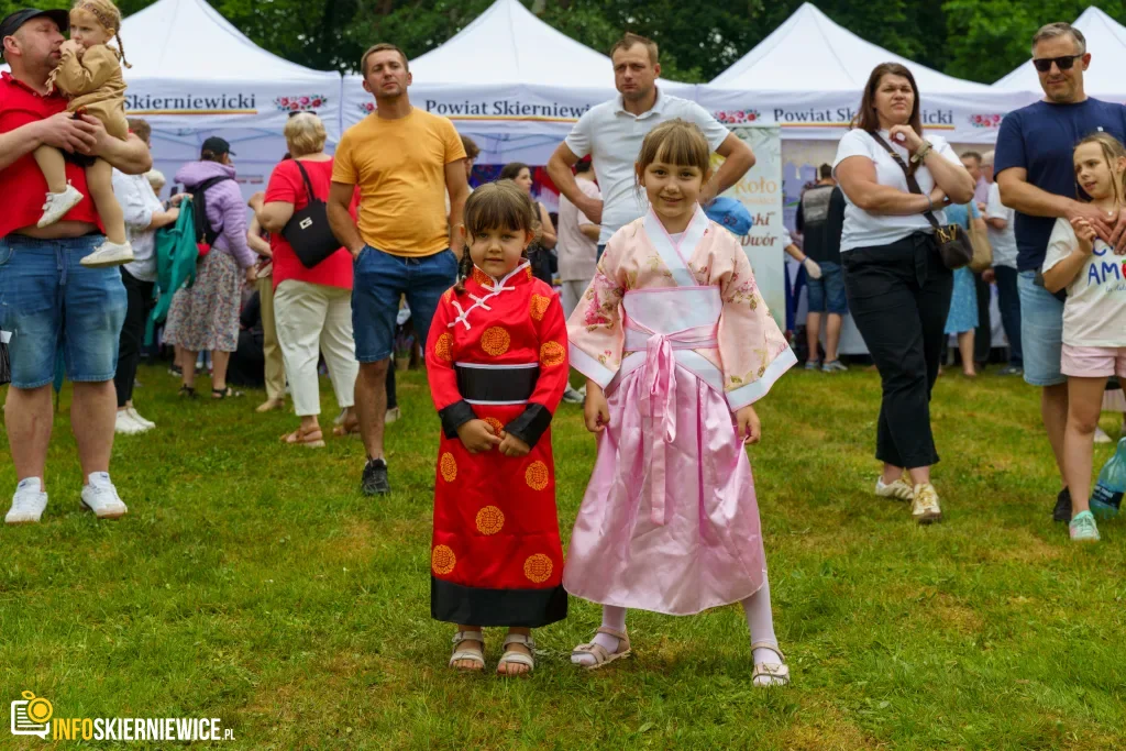 Jubileuszowe X Święto Rodziny w Strobowie 6 W niedzielę 24 maja w Strobowie odbyła się dziesiąta edycja Święta Rodziny organizowana przez Starostwo Powiatowe w Skierniewicach. Zobacz podsumowanie.