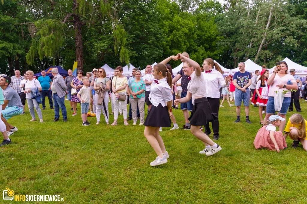 Jubileuszowe X Święto Rodziny w Strobowie 6 W niedzielę 24 maja w Strobowie odbyła się dziesiąta edycja Święta Rodziny organizowana przez Starostwo Powiatowe w Skierniewicach. Zobacz podsumowanie.