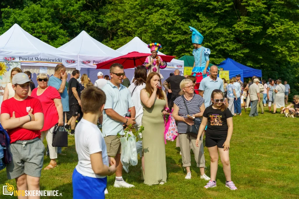 Jubileuszowe X Święto Rodziny w Strobowie 1 W niedzielę 24 maja w Strobowie odbyła się dziesiąta edycja Święta Rodziny organizowana przez Starostwo Powiatowe w Skierniewicach. Zobacz podsumowanie.