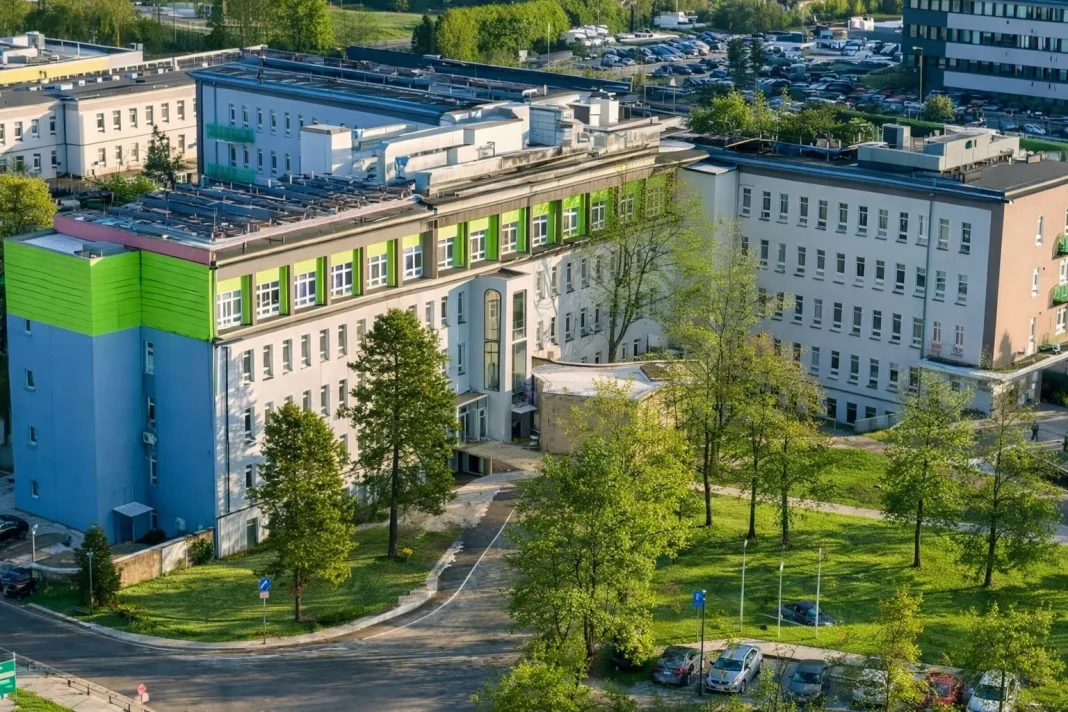 Budynek Wojewódzkiego Szpitala Zespolonego w Skierniewicach, przed którym odbędą się bezpłatne badania dermatologiczne.