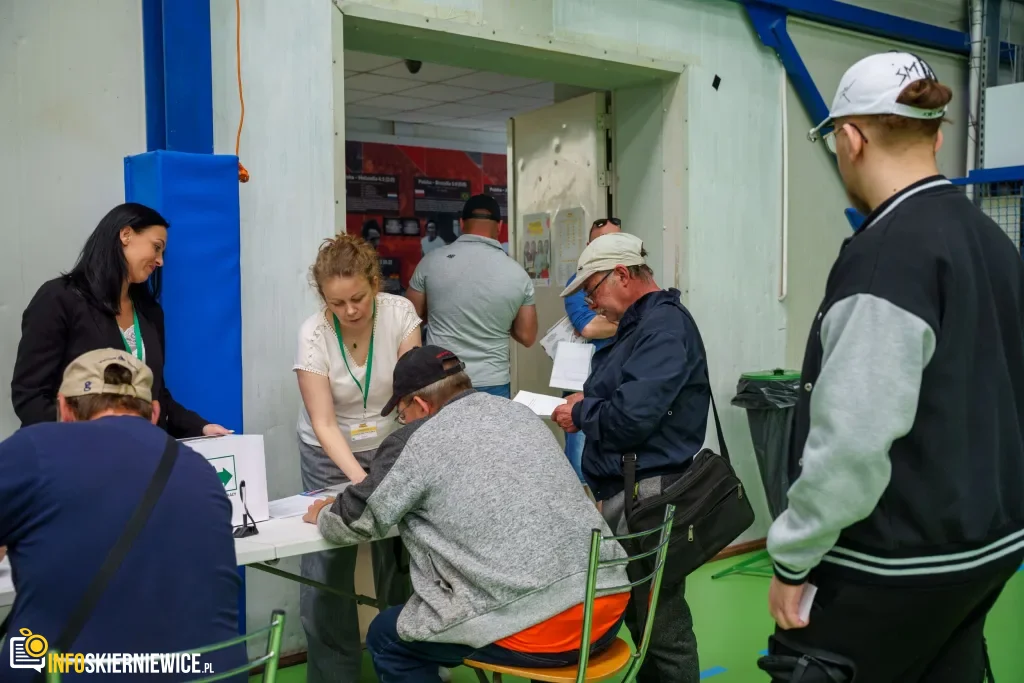 Brakuje rąk do pracy, a firmy płacą nawet 12 tys. zł. Raport z targów pracy w Skierniewicach 1 targi pracy skierniewice 2026 (64 z 65)