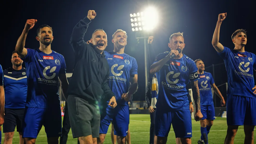 Mamy to! Unia Skierniewice rozbiła ŁKS II i świętuje awans. Zwycięstwo 3:1 na prestiżowym stadionie w Bełchatowie stało się faktem. Choć rywale próbowali wrócić do gry w drugiej połowie, kropkę nad „i” postawił Kamil Sabiłło. Sprawdź pełną relację minuta po minucie i zobacz, jak nasi wywalczyli I ligę!