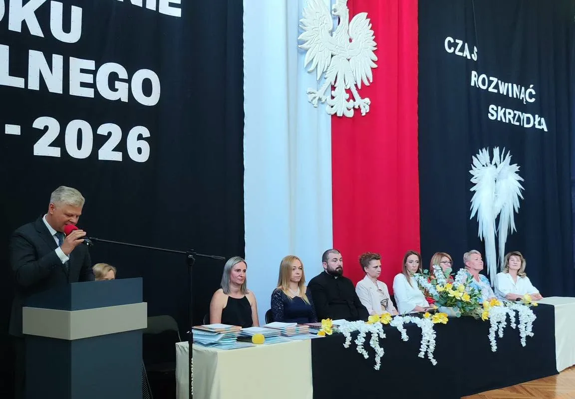 Ostatni dzwonek dla najmłodszych i absolwentów. Zakończenie roku w SP 2 w Skierniewicach — zdjęcie 75 z 92