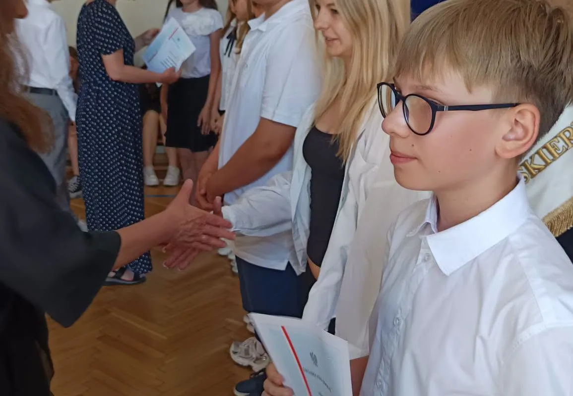 Najpierw absolwenci, teraz klasy szóste i siódme. SP 4 w Skierniewicach oficjalnie wita wakacje — zdjęcie 71 z 88