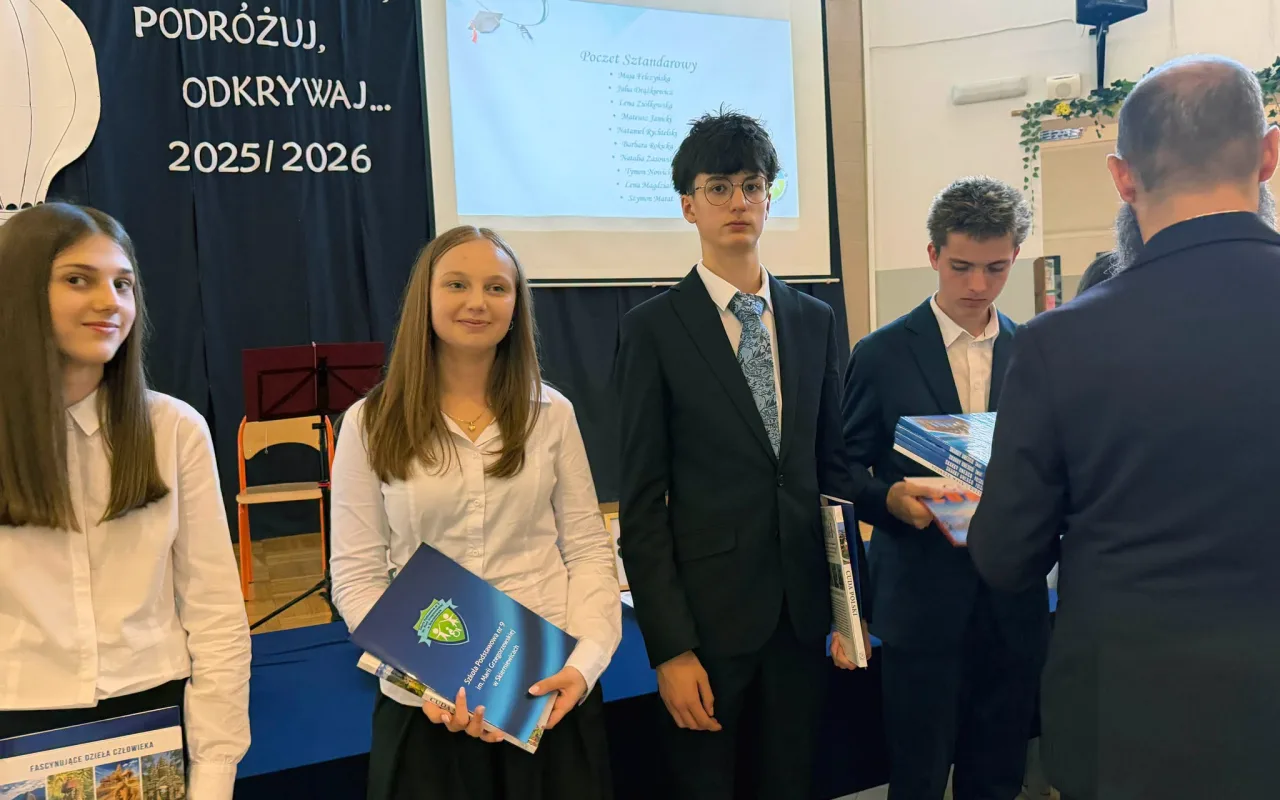 Po ośmiu latach mówią „do widzenia”. Absolwenci SP 9 Skierniewice rozpoczynają wakacje — zdjęcie 56 z 65
