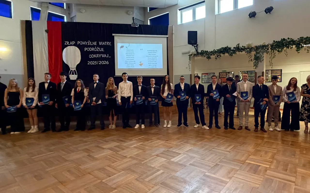 Po ośmiu latach mówią „do widzenia”. Absolwenci SP 9 Skierniewice rozpoczynają wakacje — zdjęcie 59 z 65
