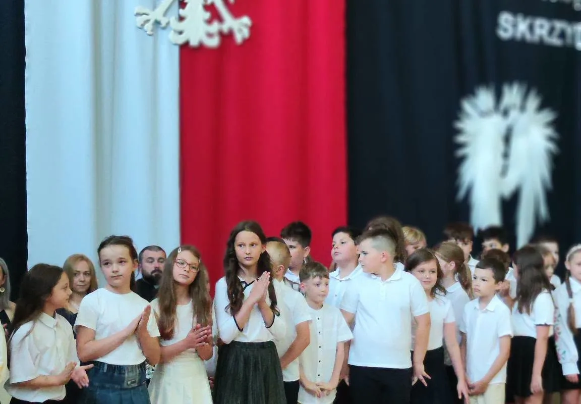 Ostatni dzwonek dla najmłodszych i absolwentów. Zakończenie roku w SP 2 w Skierniewicach — zdjęcie 74 z 92