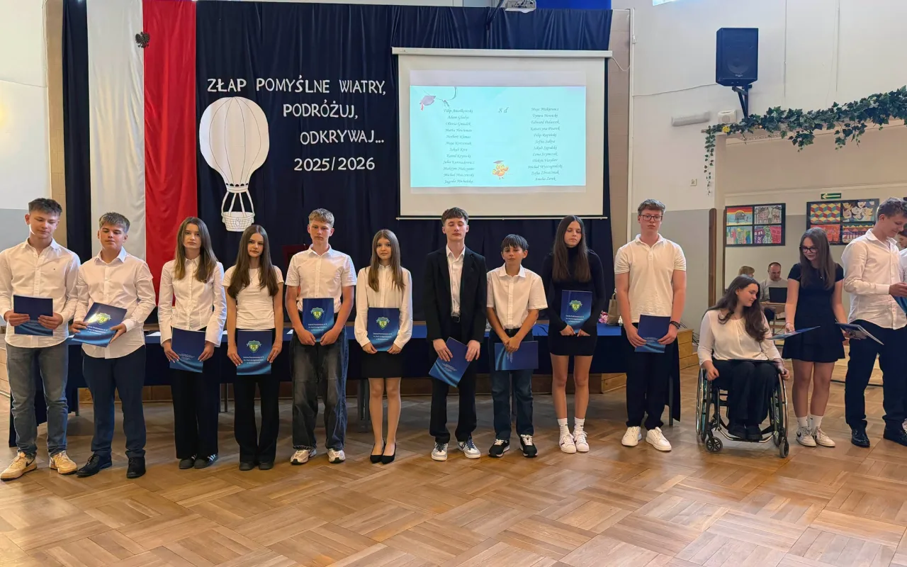 Po ośmiu latach mówią „do widzenia”. Absolwenci SP 9 Skierniewice rozpoczynają wakacje — zdjęcie 4 z 65