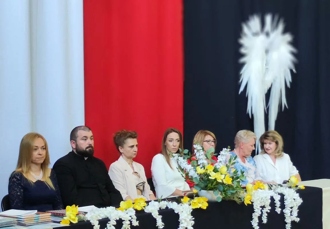 Ostatni dzwonek dla najmłodszych i absolwentów. Zakończenie roku w SP 2 w Skierniewicach — zdjęcie 73 z 92