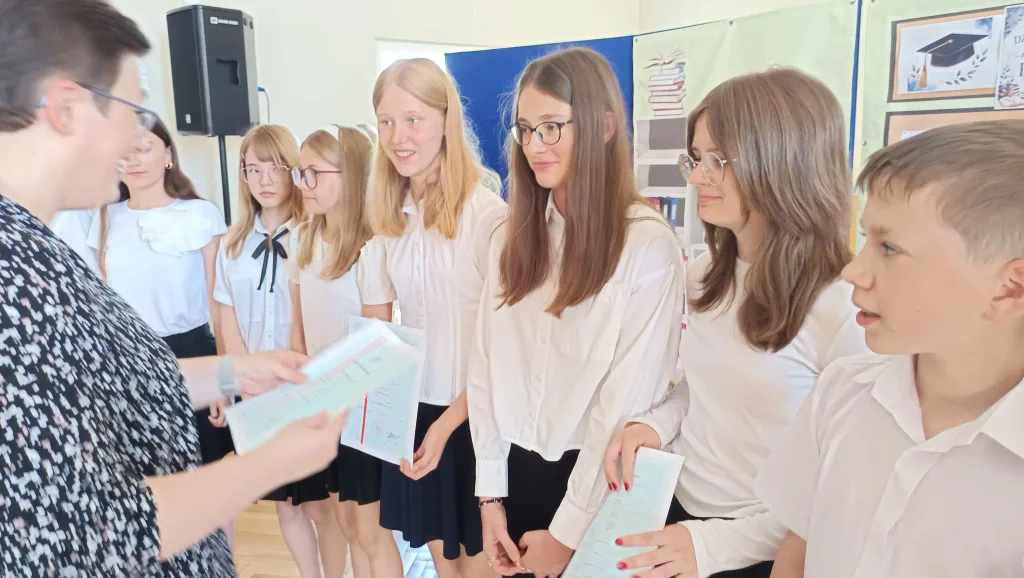 Najpierw absolwenci, teraz klasy szóste i siódme. SP 4 w Skierniewicach oficjalnie wita wakacje 1 13 zakonczenie roku klasy 6 7 8 sp4 skierniewice 2