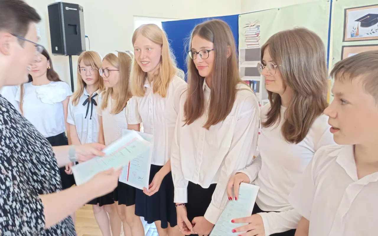Najpierw absolwenci, teraz klasy szóste i siódme. SP 4 w Skierniewicach oficjalnie wita wakacje — zdjęcie 69 z 88