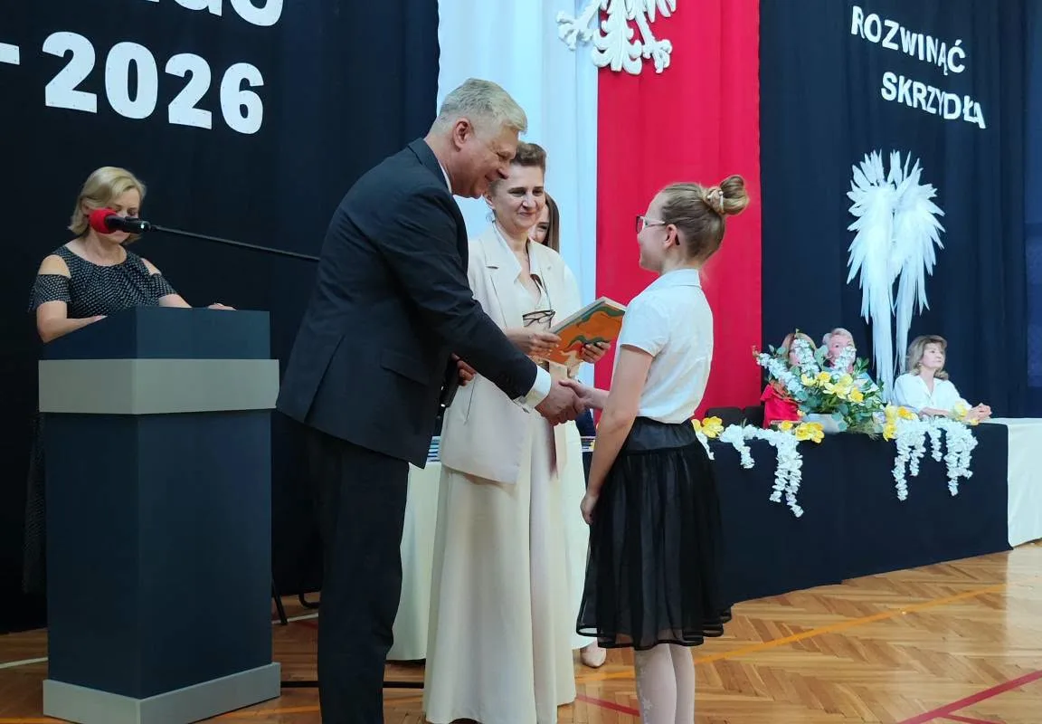 Ostatni dzwonek dla najmłodszych i absolwentów. Zakończenie roku w SP 2 w Skierniewicach — zdjęcie 71 z 92