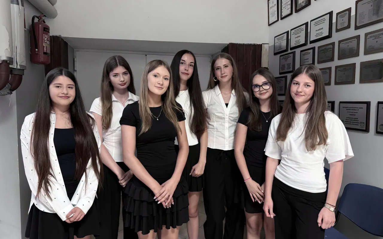 Po ośmiu latach mówią „do widzenia”. Absolwenci SP 9 Skierniewice rozpoczynają wakacje — zdjęcie 7 z 65