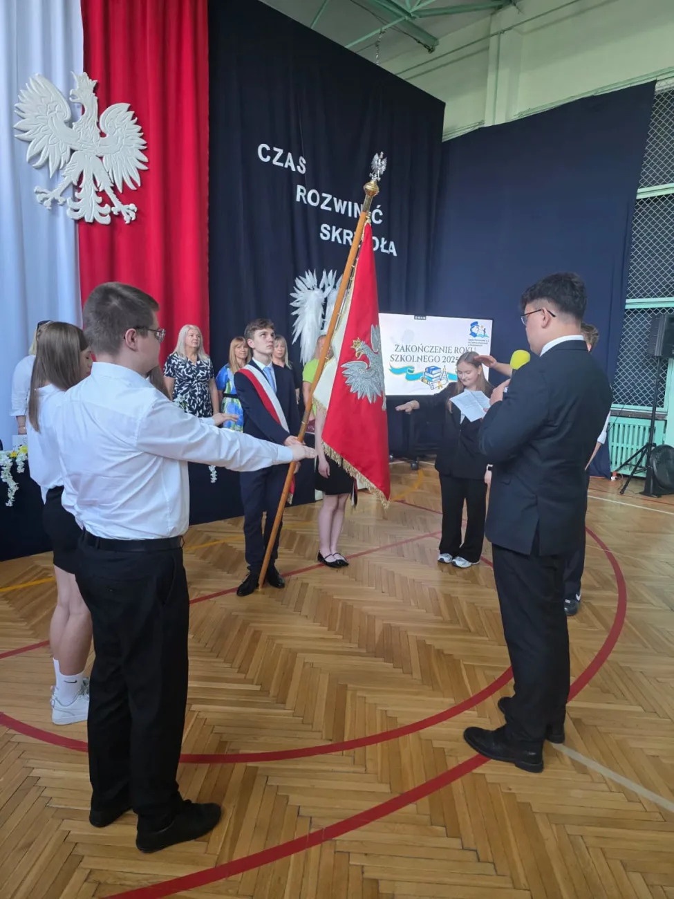 16 zakonczenie roku klasy 3 i 8 sp2 skierniewic