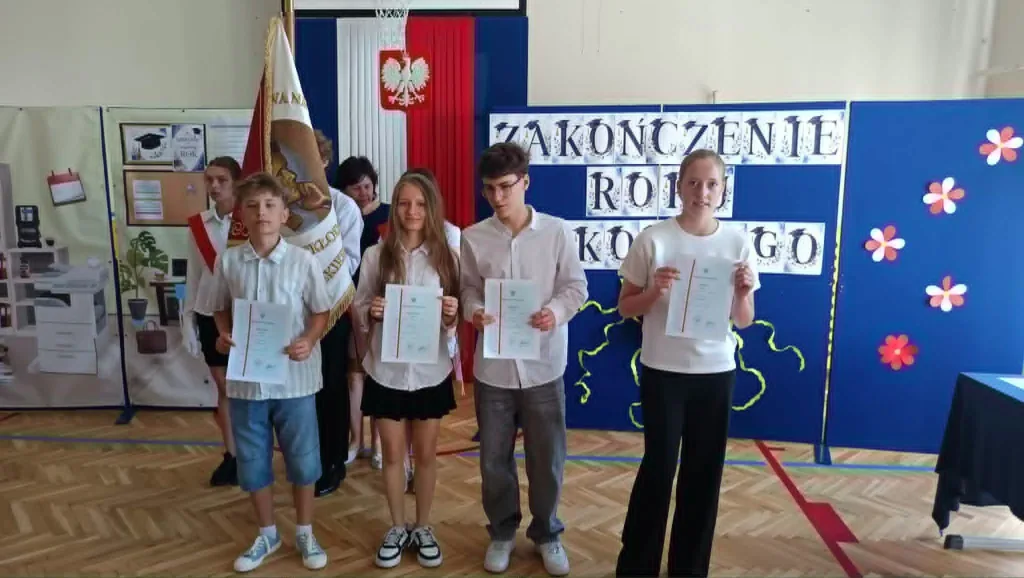 Najpierw absolwenci, teraz klasy szóste i siódme. SP 4 w Skierniewicach oficjalnie wita wakacje 33 16 zakonczenie roku klasy 6 7 8 sp4 skierniewice 2
