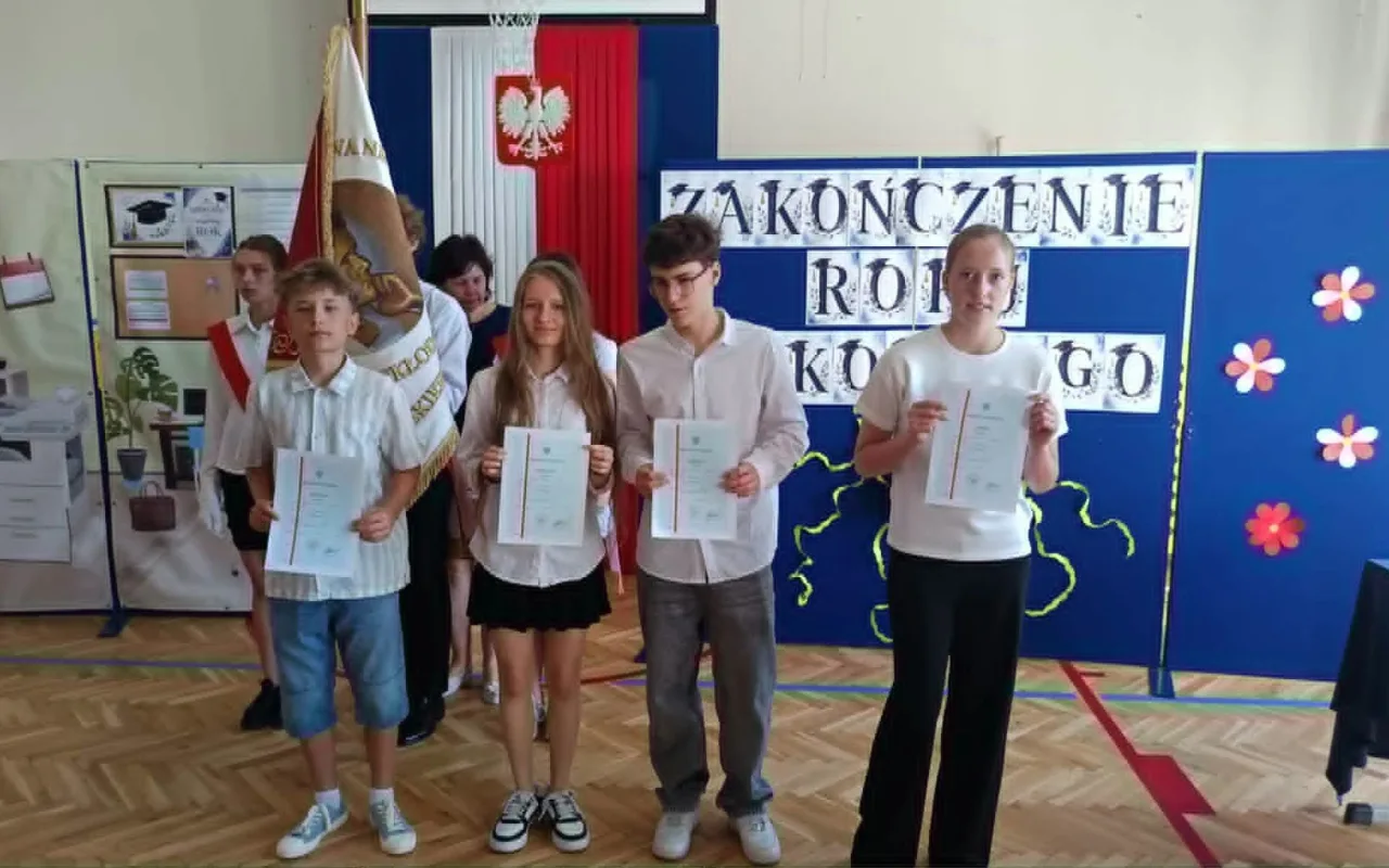 Najpierw absolwenci, teraz klasy szóste i siódme. SP 4 w Skierniewicach oficjalnie wita wakacje — zdjęcie 66 z 88
