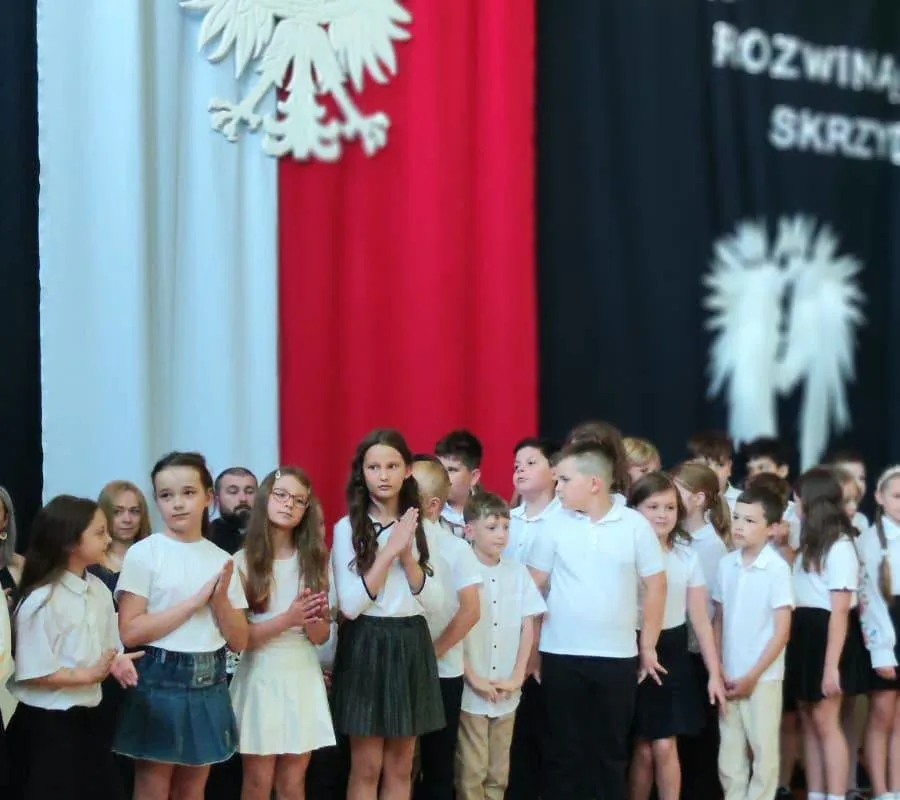 Ostatni dzwonek dla najmłodszych i absolwentów. Zakończenie roku w SP 2 w Skierniewicach — zdjęcie 69 z 92