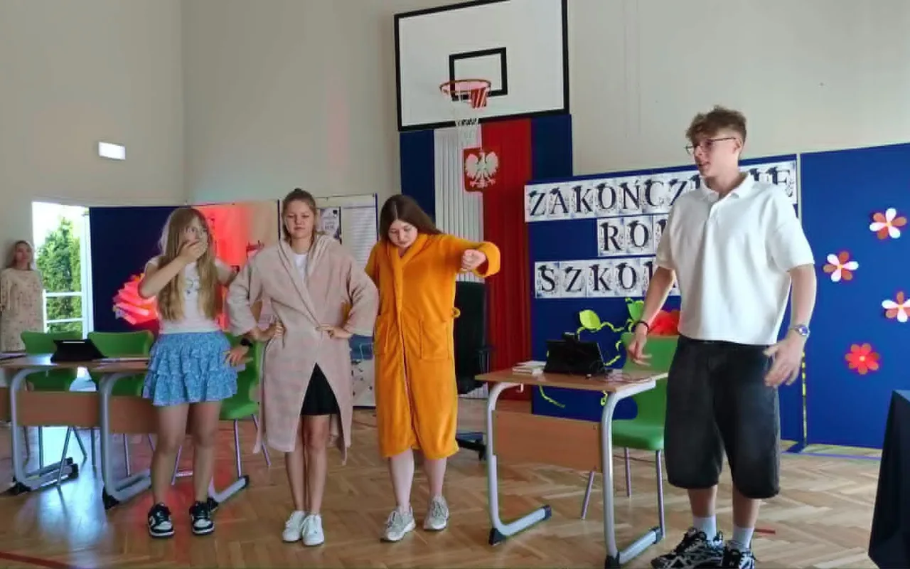 Najpierw absolwenci, teraz klasy szóste i siódme. SP 4 w Skierniewicach oficjalnie wita wakacje — zdjęcie 65 z 88