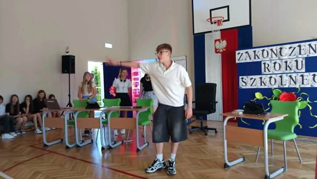 Najpierw absolwenci, teraz klasy szóste i siódme. SP 4 w Skierniewicach oficjalnie wita wakacje 1 19 zakonczenie roku klasy 6 7 8 sp4 skierniewice 2