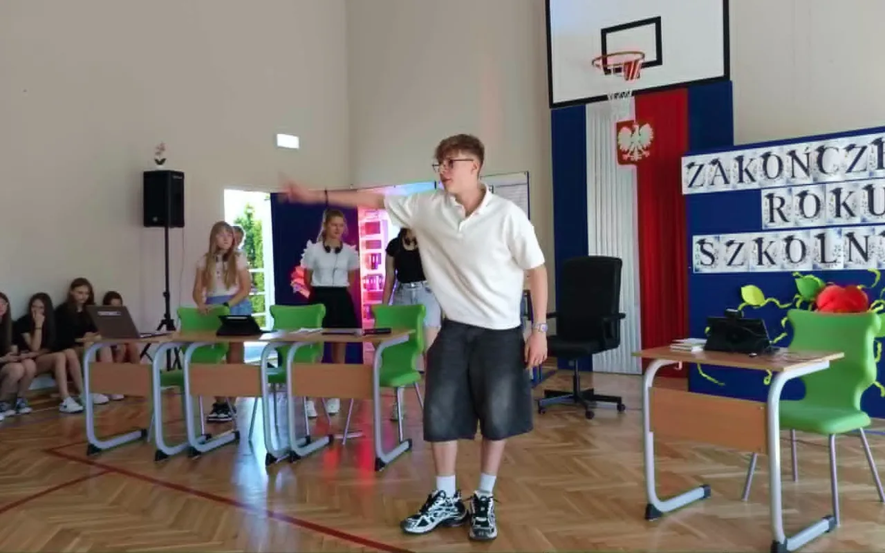 Najpierw absolwenci, teraz klasy szóste i siódme. SP 4 w Skierniewicach oficjalnie wita wakacje — zdjęcie 63 z 88
