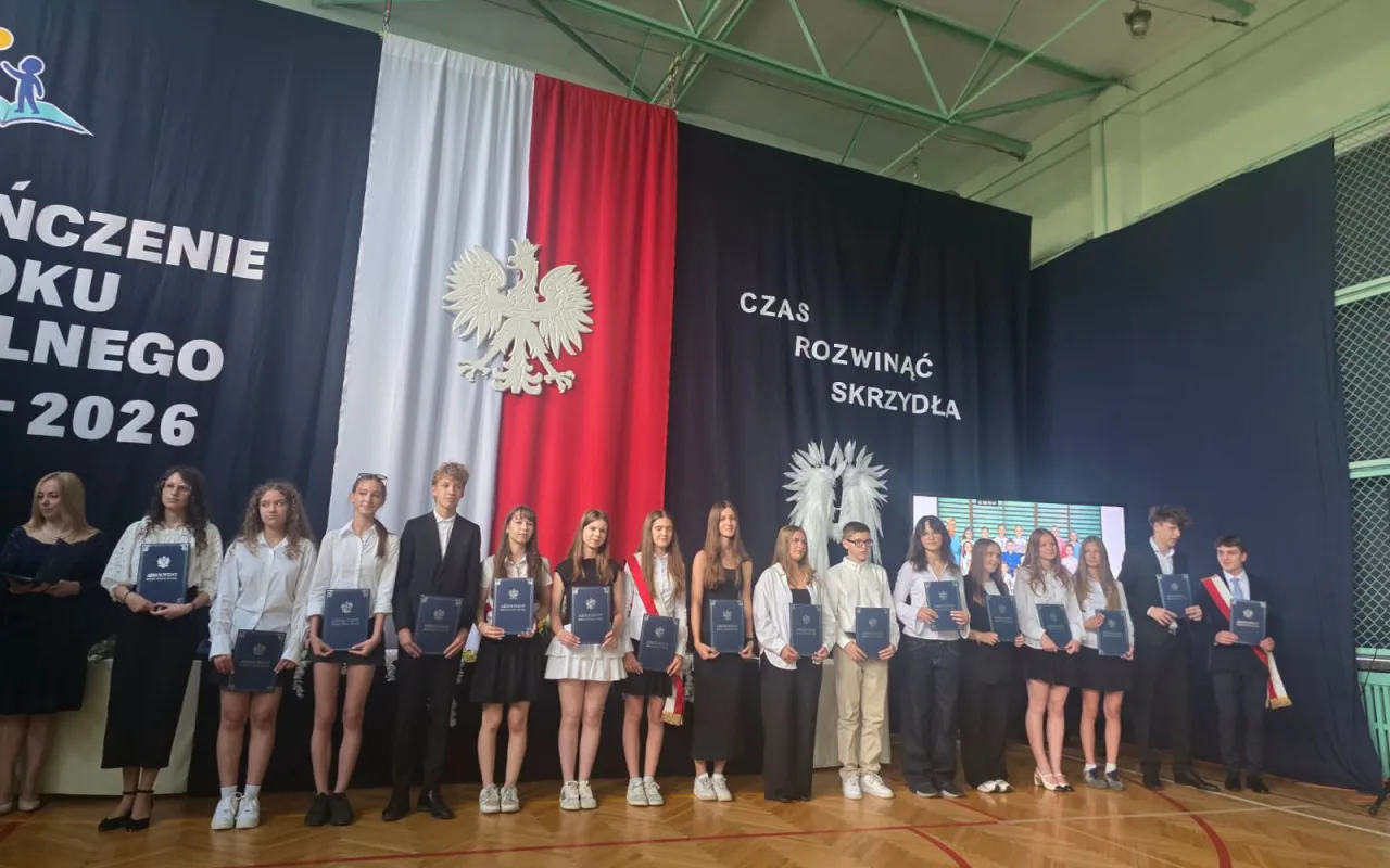 Ostatni dzwonek dla najmłodszych i absolwentów. Zakończenie roku w SP 2 w Skierniewicach — zdjęcie 36 z 92