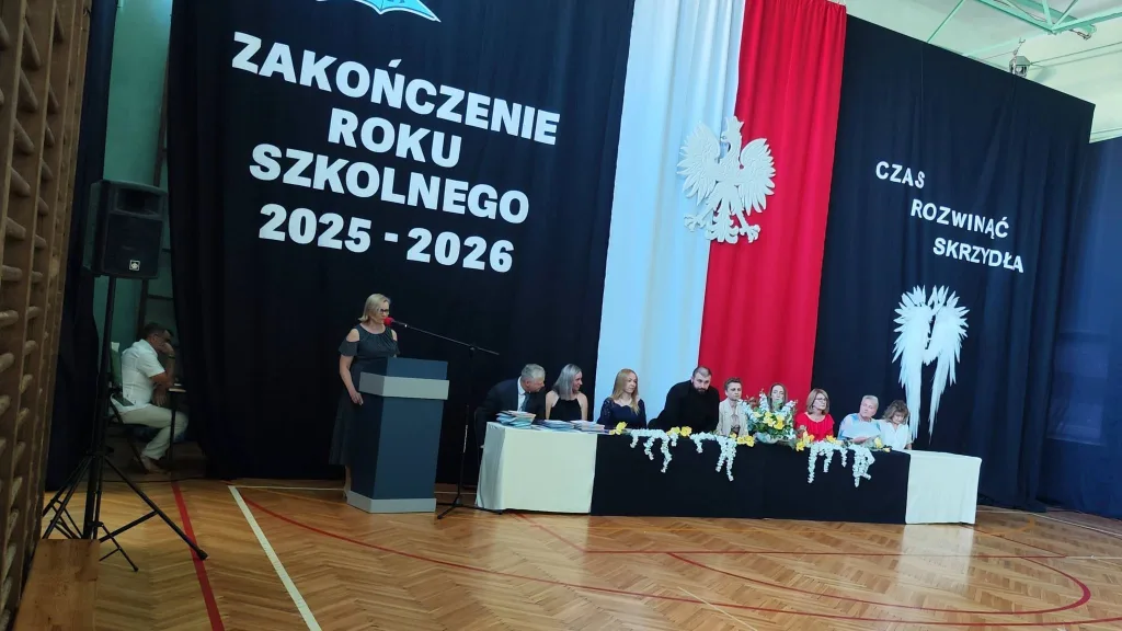 Ostatni dzwonek dla najmłodszych i absolwentów. Zakończenie roku w SP 2 w Skierniewicach 1 1 zakonczenie roku klasy 3 i 8 sp2 skierniewic 2