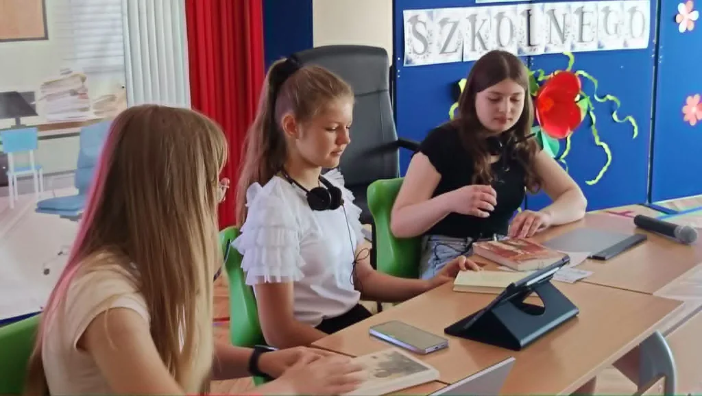 Najpierw absolwenci, teraz klasy szóste i siódme. SP 4 w Skierniewicach oficjalnie wita wakacje 1 20 zakonczenie roku klasy 6 7 8 sp4 skierniewice 2
