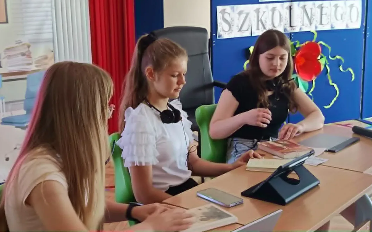 Najpierw absolwenci, teraz klasy szóste i siódme. SP 4 w Skierniewicach oficjalnie wita wakacje — zdjęcie 62 z 88