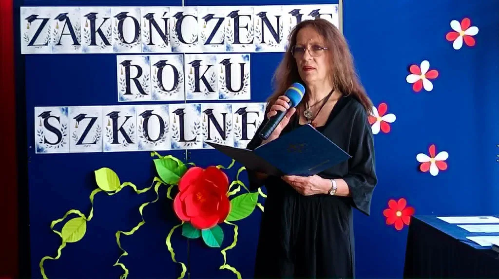 Najpierw absolwenci, teraz klasy szóste i siódme. SP 4 w Skierniewicach oficjalnie wita wakacje 1 23 zakonczenie roku klasy 6 7 8 sp4 skierniewice 2