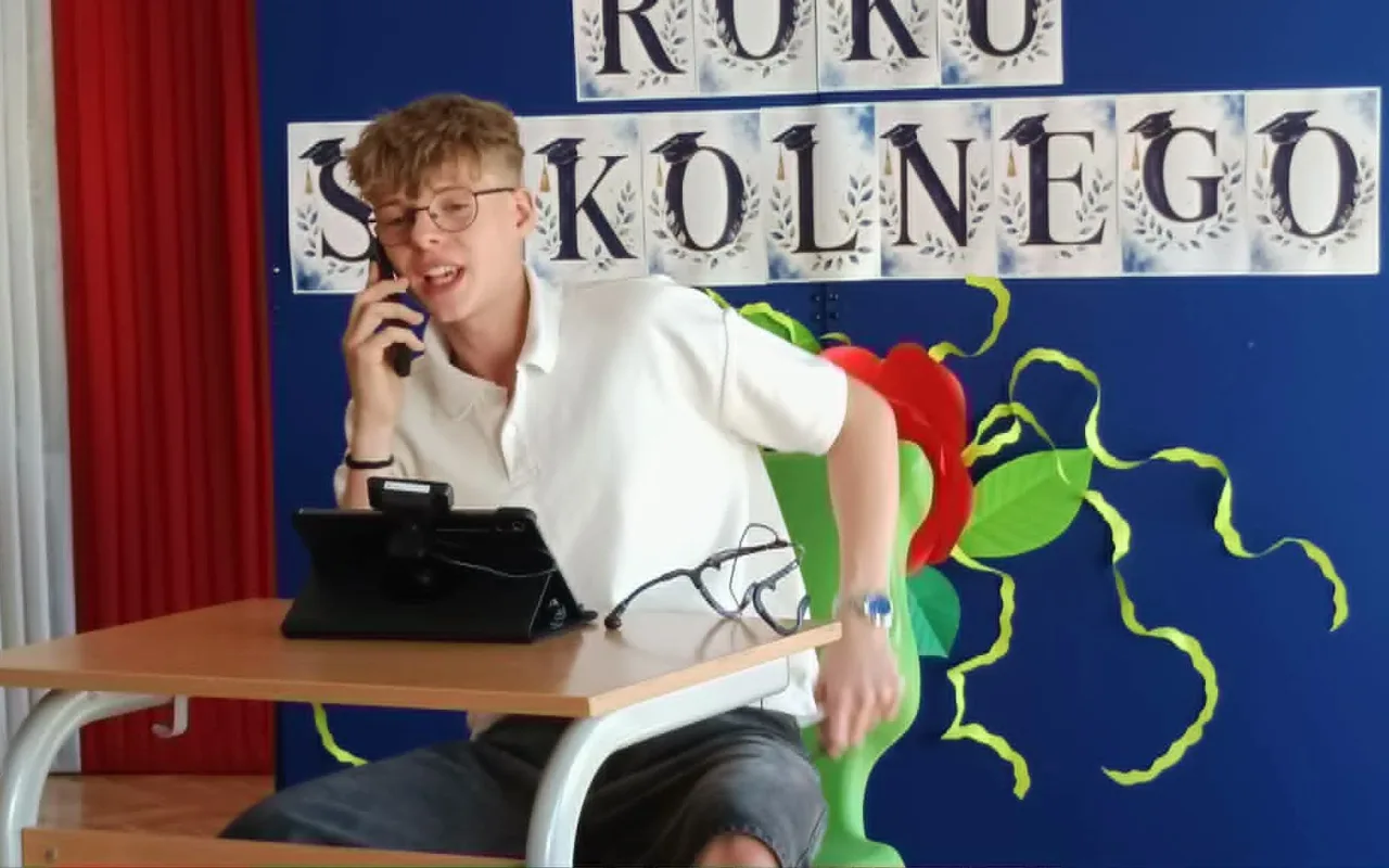 Najpierw absolwenci, teraz klasy szóste i siódme. SP 4 w Skierniewicach oficjalnie wita wakacje — zdjęcie 59 z 88