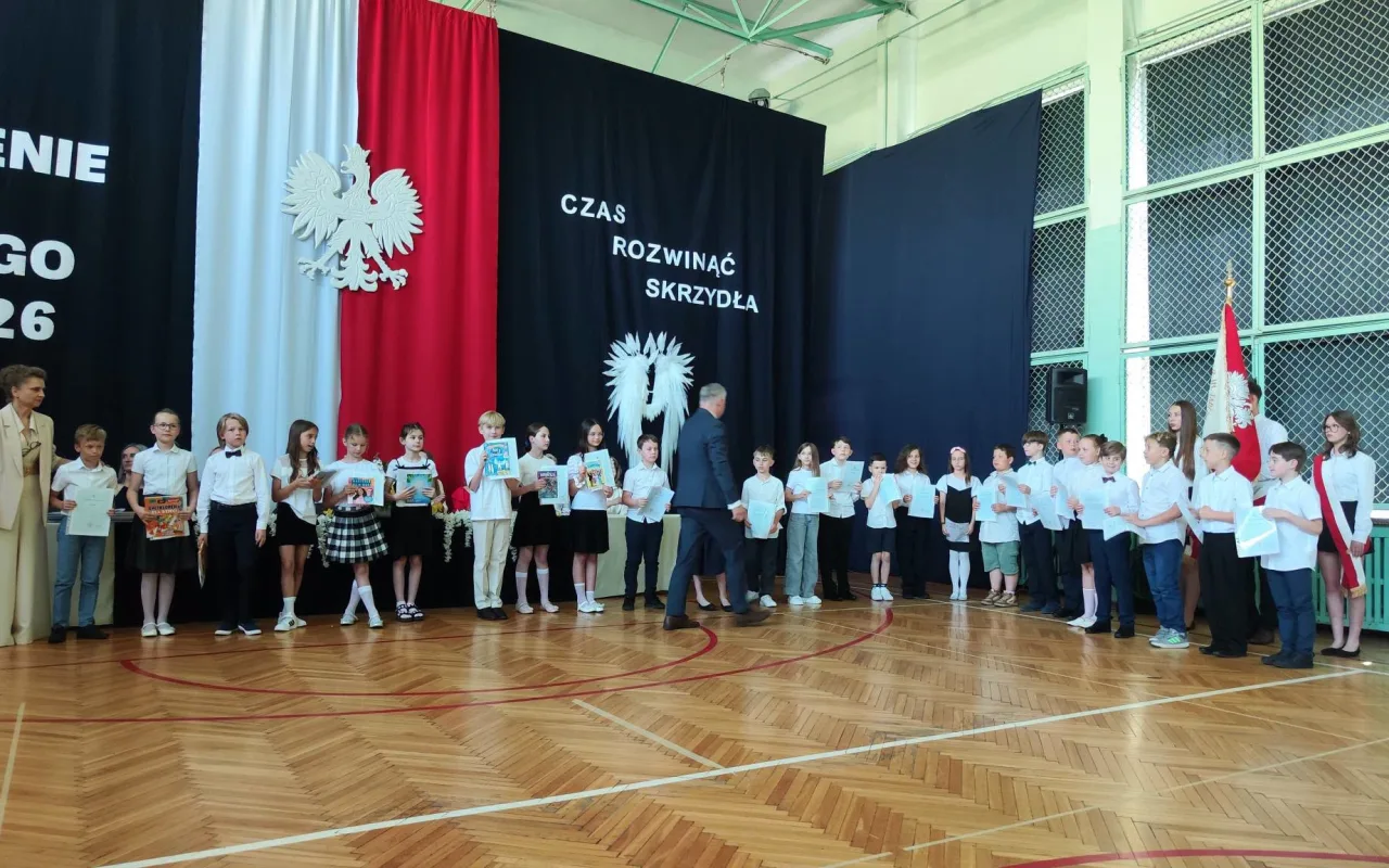 Ostatni dzwonek dla najmłodszych i absolwentów. Zakończenie roku w SP 2 w Skierniewicach — zdjęcie 62 z 92