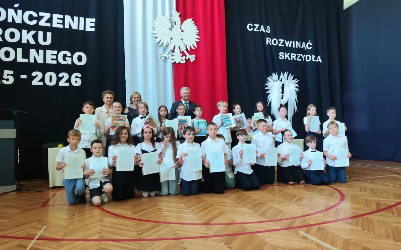 Ostatni dzwonek dla najmłodszych i absolwentów. Zakończenie roku w SP 2 w Skierniewicach — zdjęcie 61 z 92