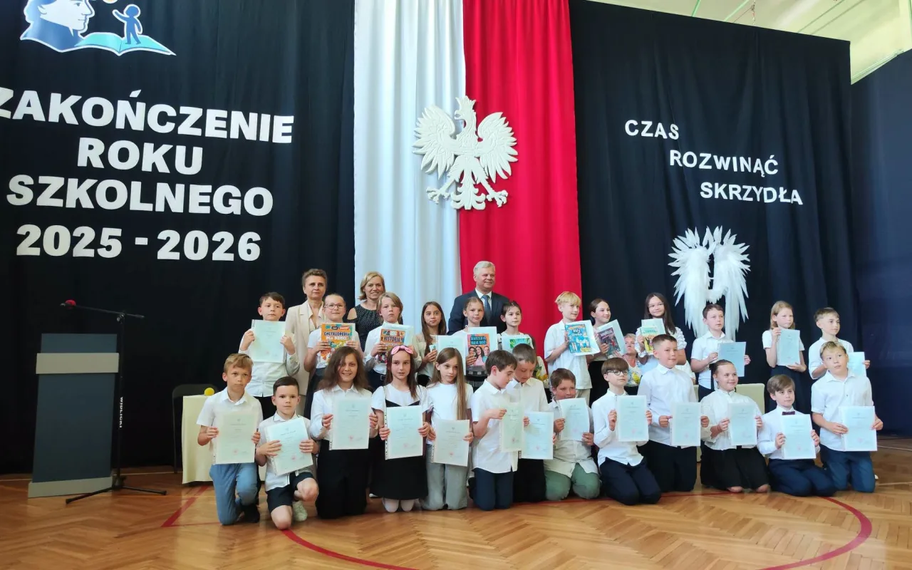 Ostatni dzwonek dla najmłodszych i absolwentów. Zakończenie roku w SP 2 w Skierniewicach — zdjęcie 60 z 92
