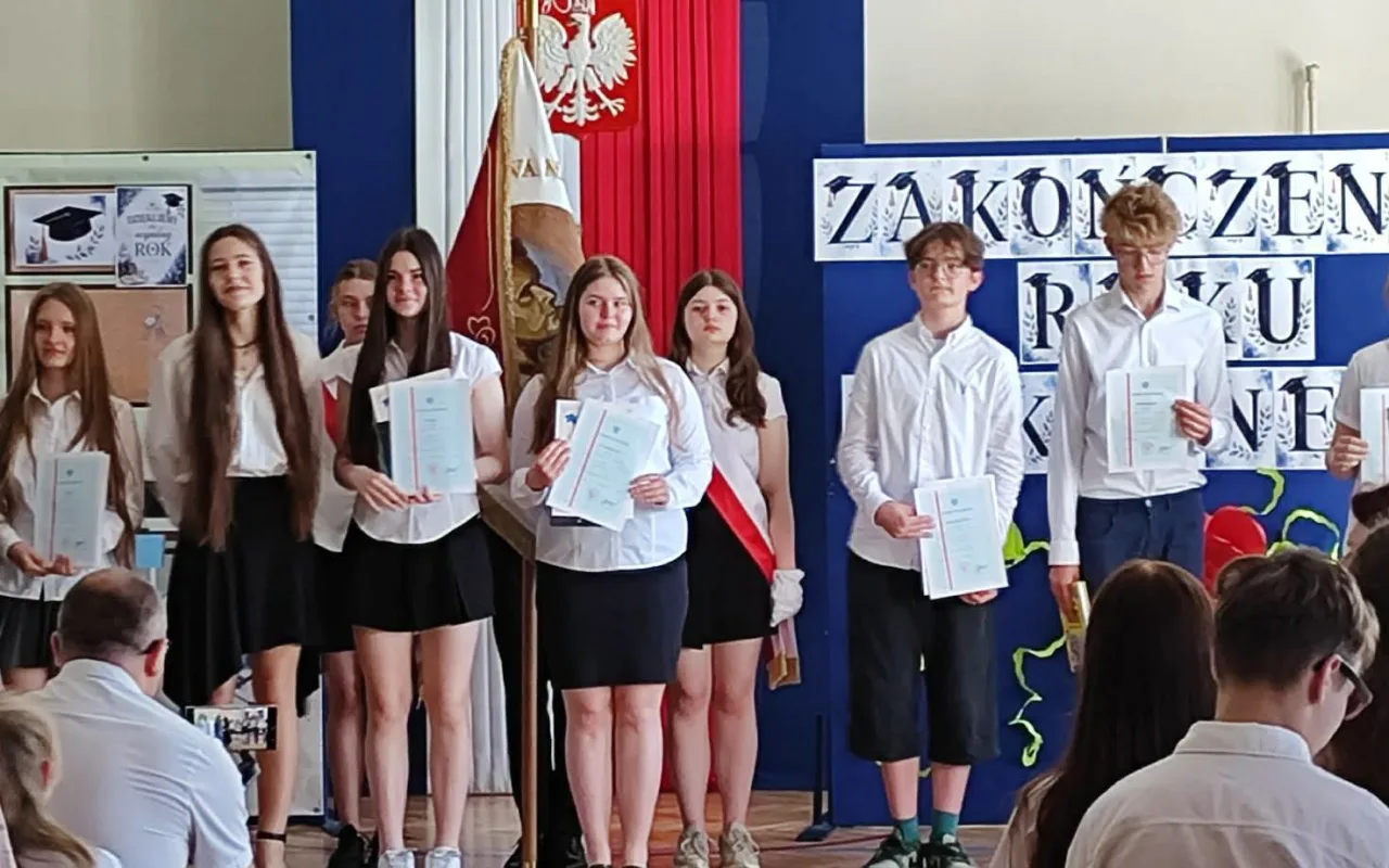 Najpierw absolwenci, teraz klasy szóste i siódme. SP 4 w Skierniewicach oficjalnie wita wakacje — zdjęcie 56 z 88