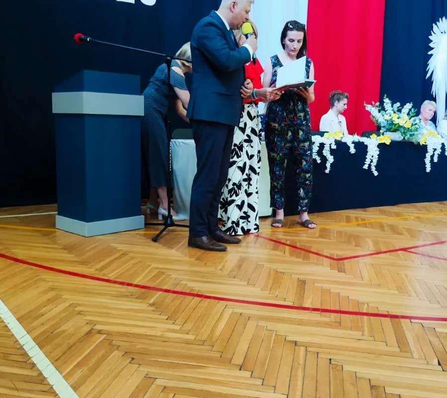 Ostatni dzwonek dla najmłodszych i absolwentów. Zakończenie roku w SP 2 w Skierniewicach — zdjęcie 55 z 92