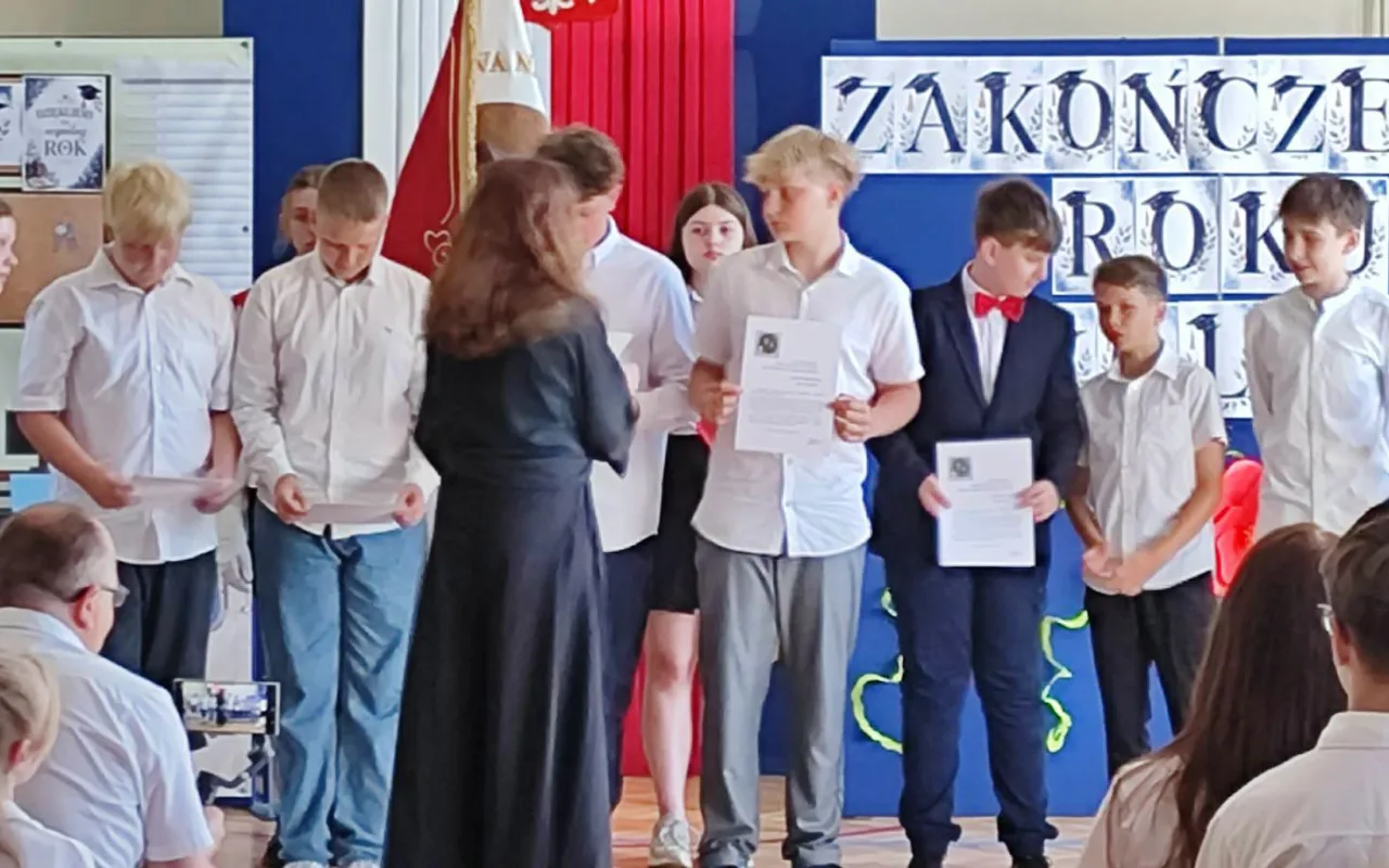 Najpierw absolwenci, teraz klasy szóste i siódme. SP 4 w Skierniewicach oficjalnie wita wakacje — zdjęcie 50 z 88