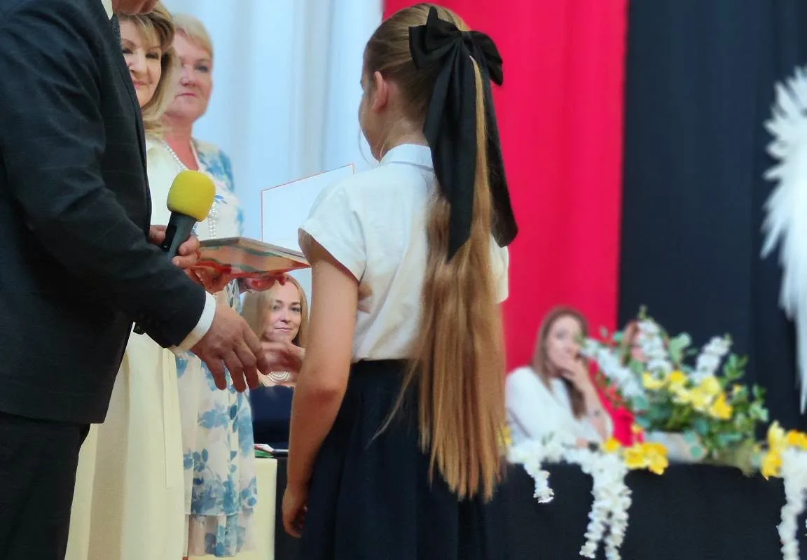 Ostatni dzwonek dla najmłodszych i absolwentów. Zakończenie roku w SP 2 w Skierniewicach — zdjęcie 53 z 92