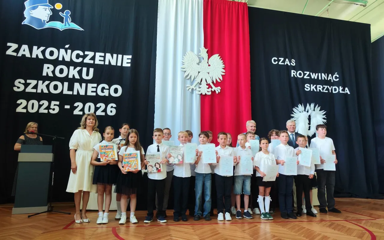 Ostatni dzwonek dla najmłodszych i absolwentów. Zakończenie roku w SP 2 w Skierniewicach — zdjęcie 52 z 92